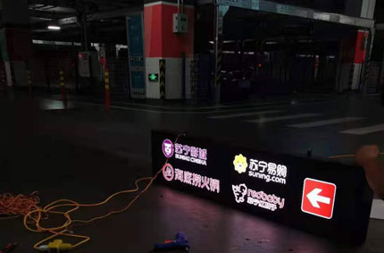 蓄力廣告加班安裝海底撈戶(hù)外廣告牌
